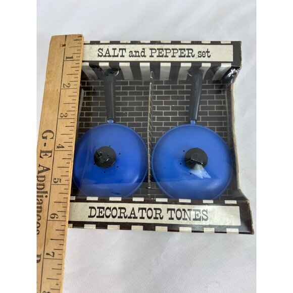 Vintage Blue Skillet Salt & Pepper Shaker Set By Americana Creations NOS - Picture 5 of 5